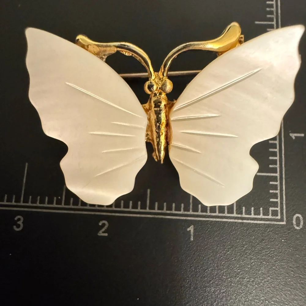 Elegant Dainty Gold and Cream Butterfly Brooch - Picture 4 of 4
